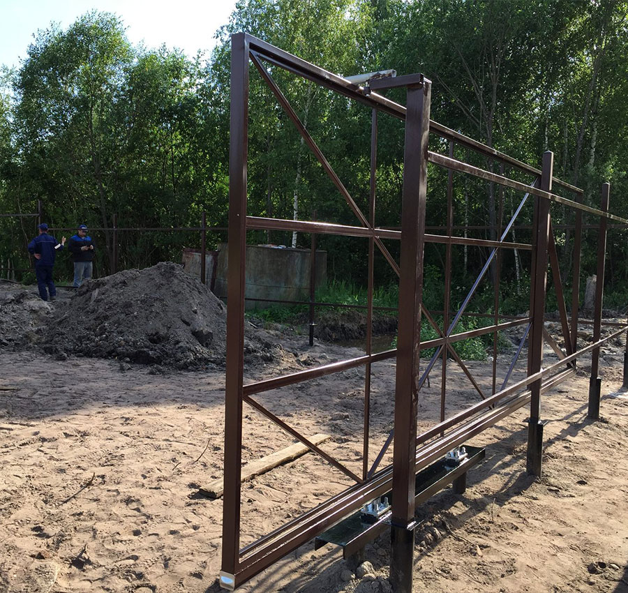 Варианты ворот на винтовых сваях в Хабаровском крае